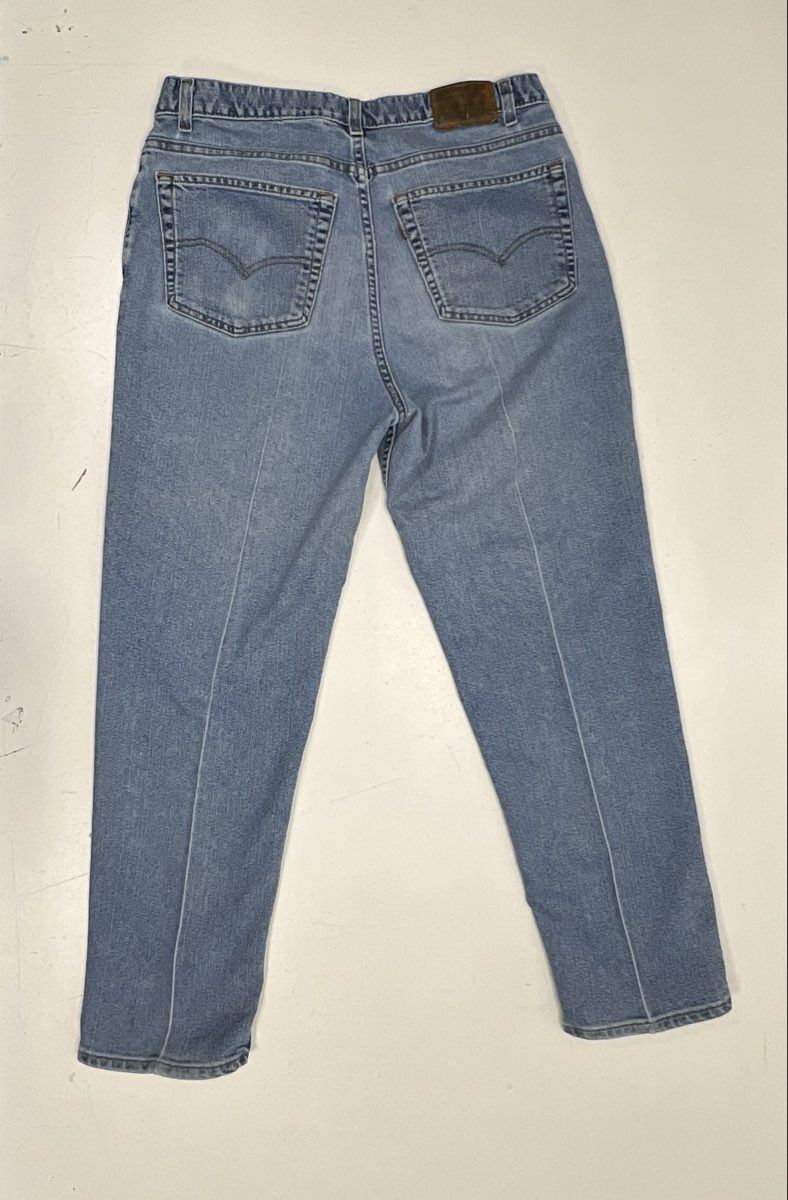 Vintage 90s Levi's Men's Light Wash Relaxed Fit Tapered Jeans Made in USA 38x31 - Image 3