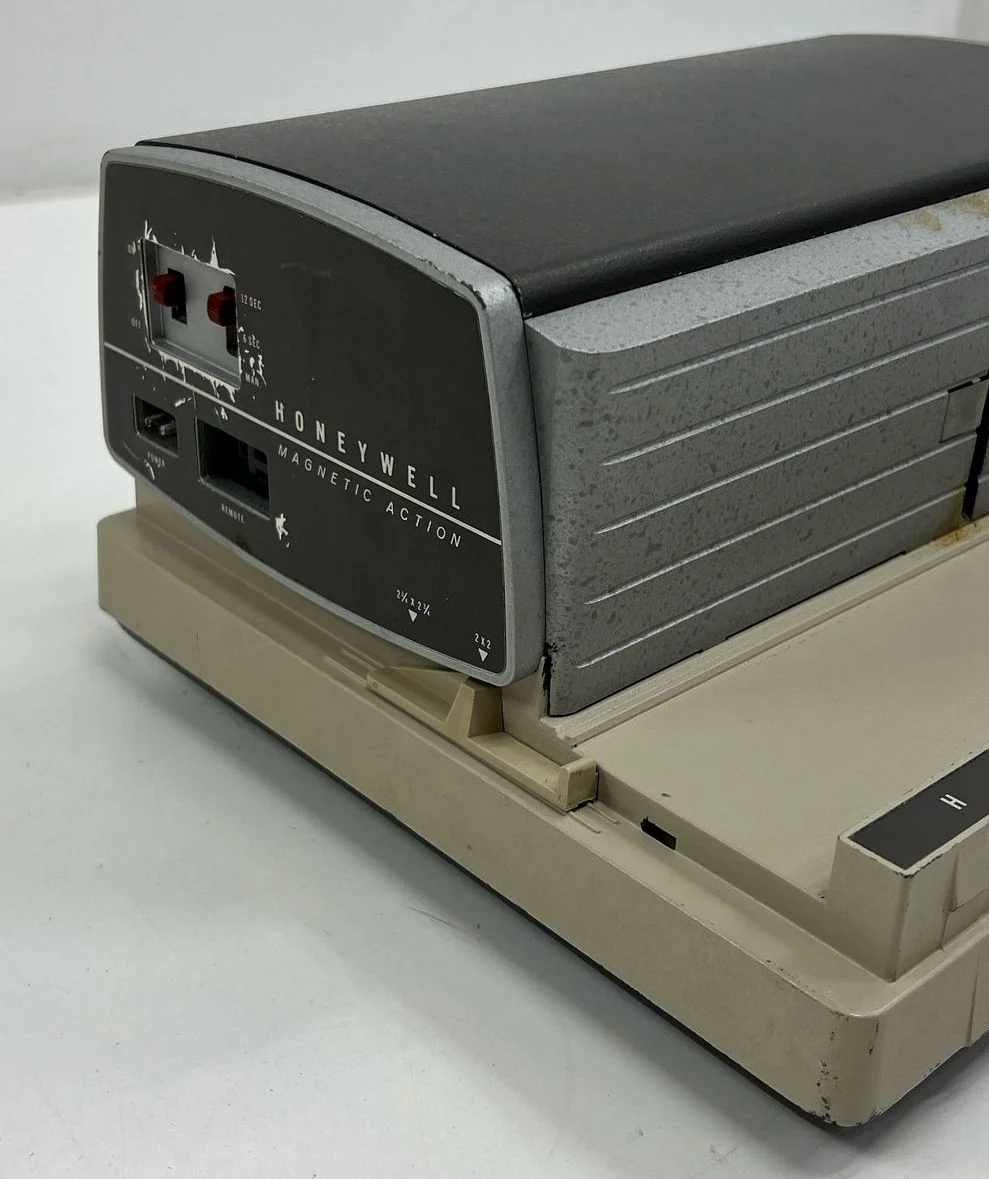 Vintage Honeywell 652 Auto/Sharp Magnetic Slide Projector UNTESTED - Image 3